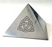   Sungit piramis tr tiszttshoz, 10x10 cm (eredetisget igazol certifikttal) POLROZOTT, LZERGRAVROZOTT TRIQUETRA (KELTA CSOM) SZIMBLUMMAL